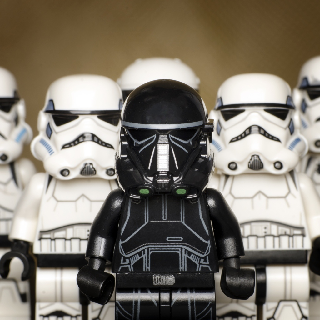 Маленькие фигурки штурмовиков из Звездных войн
