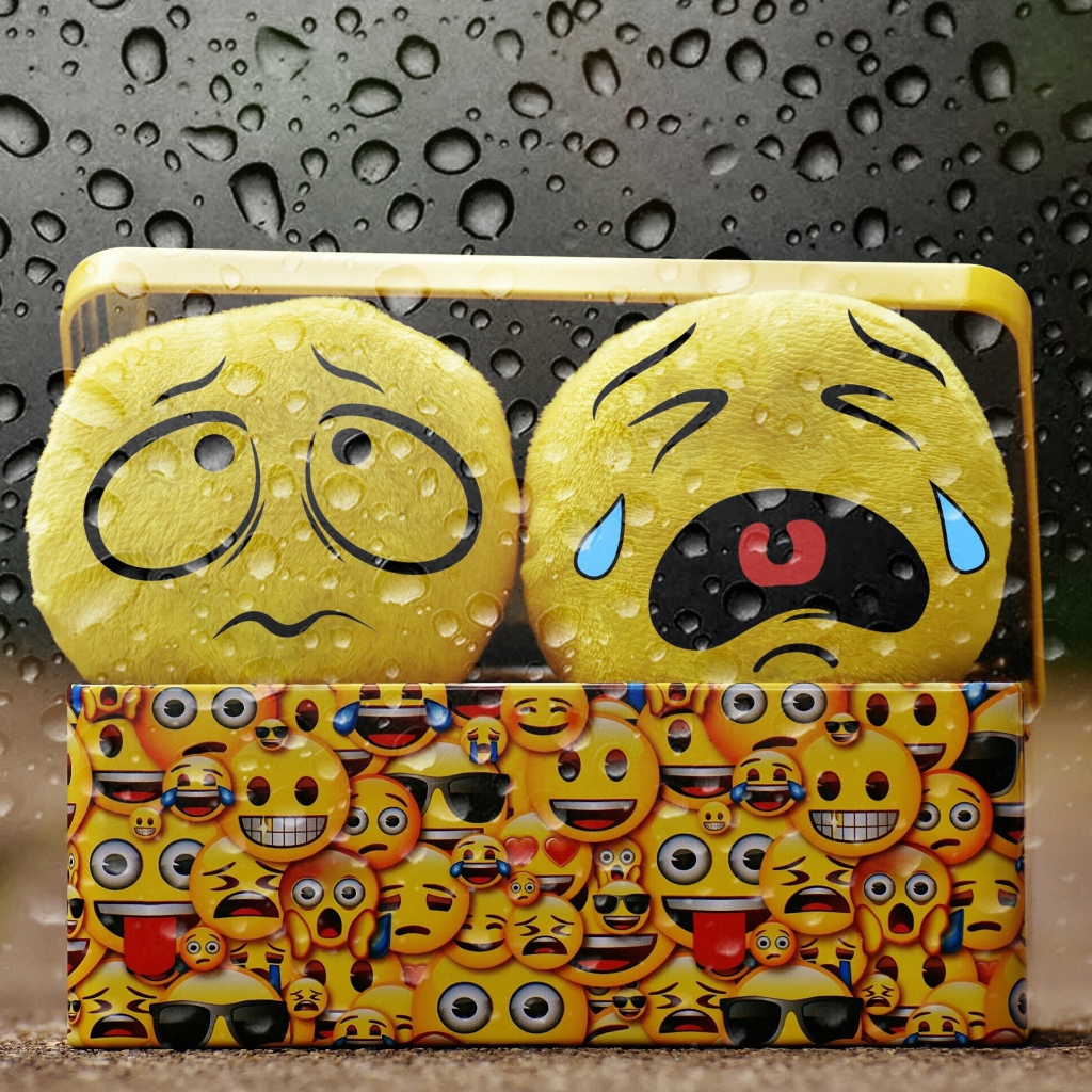Желтые грустные смайлики в шкатулке 