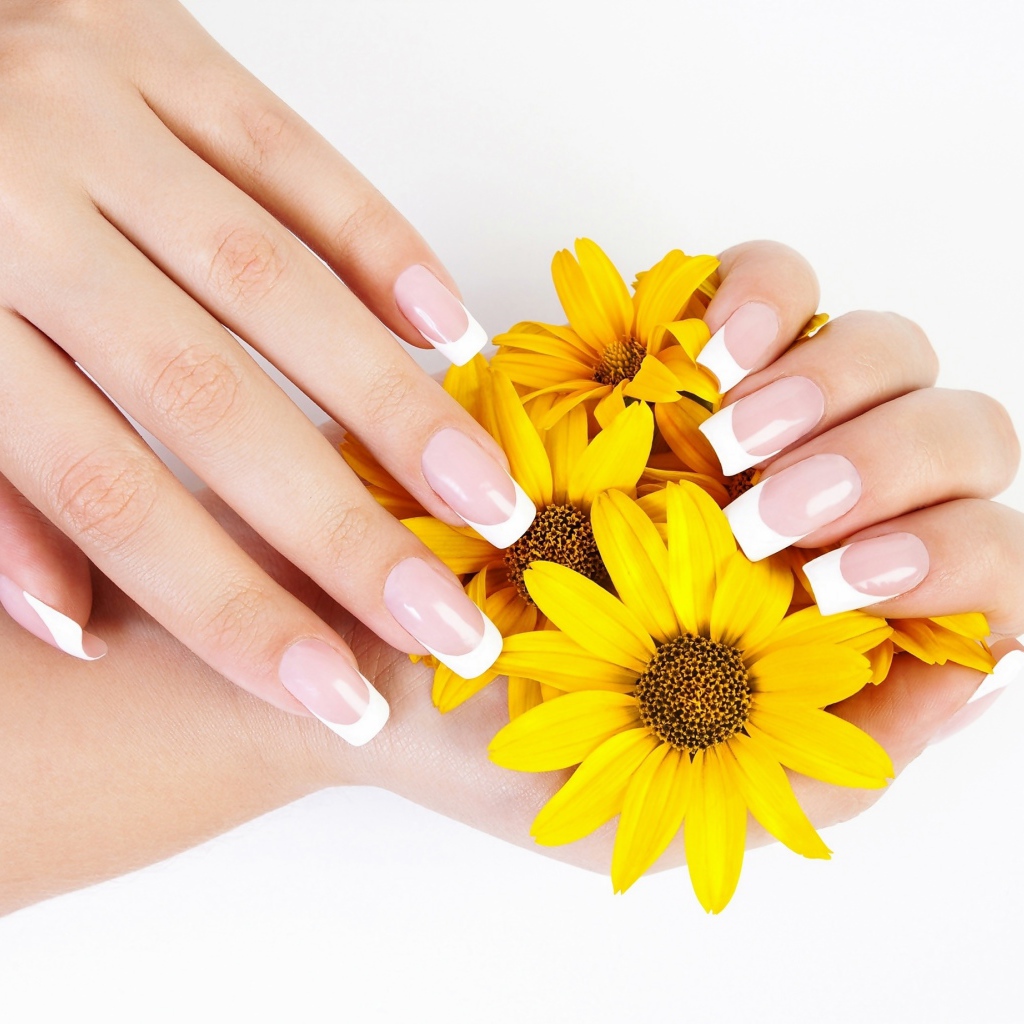 Красивые женские руки с маникюром с желтыми цветами 