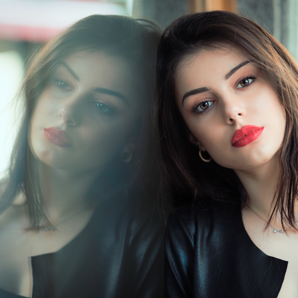 Нежная шатенка с яркими красными глазами