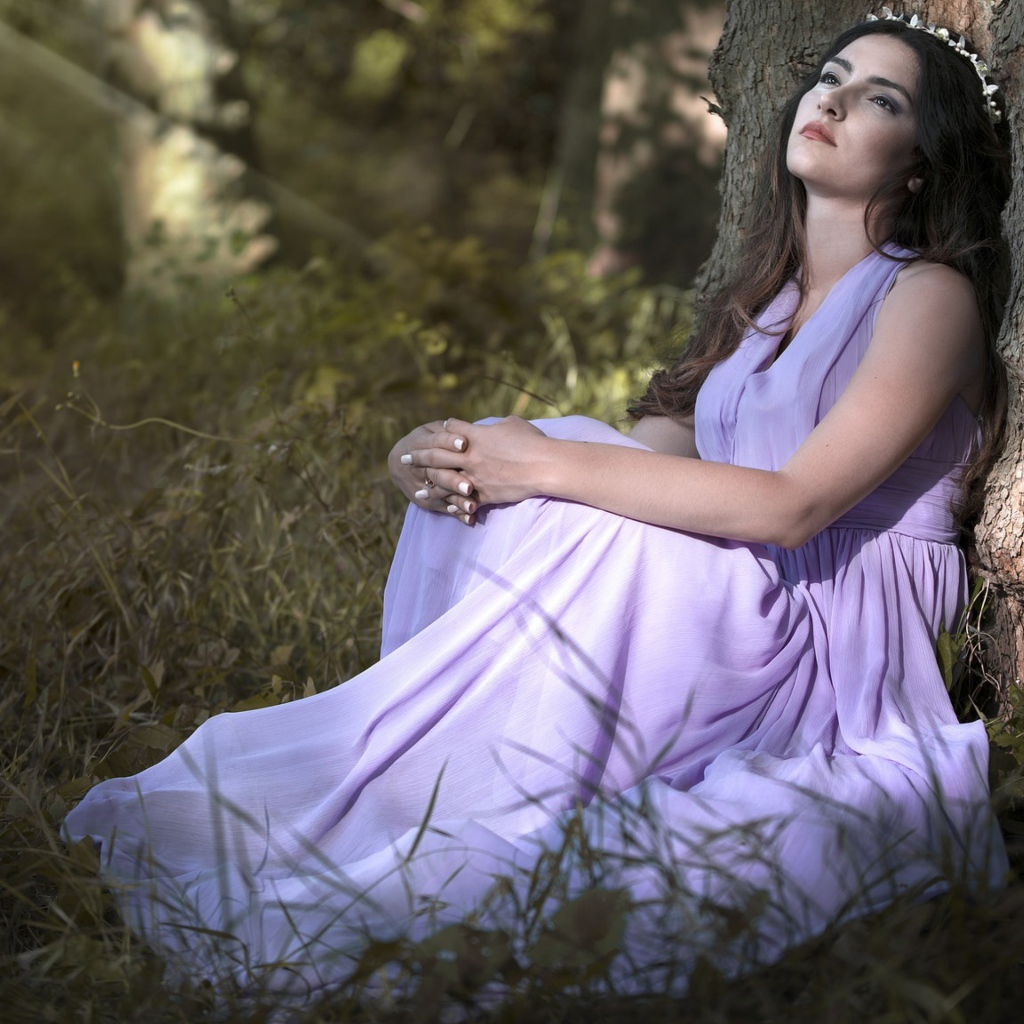 Девушка в красивом платье под деревом 