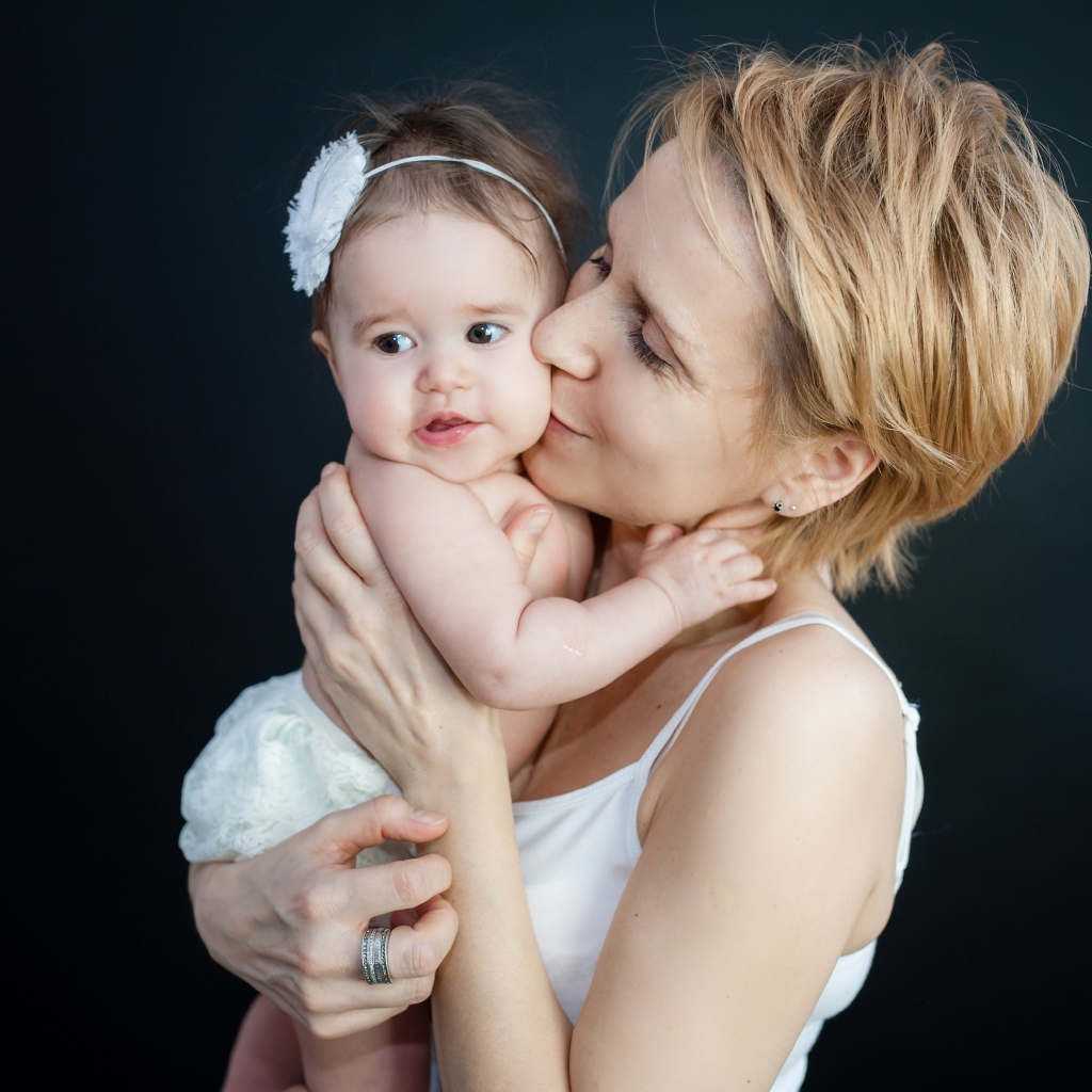 Девушка с маленькой девочкой на руках