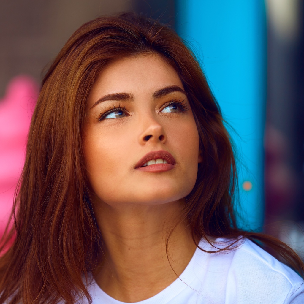 Взгляд красивой брюнетки