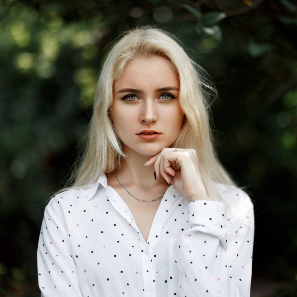 Настоящая нежная девушка блондинка в  рубашке
