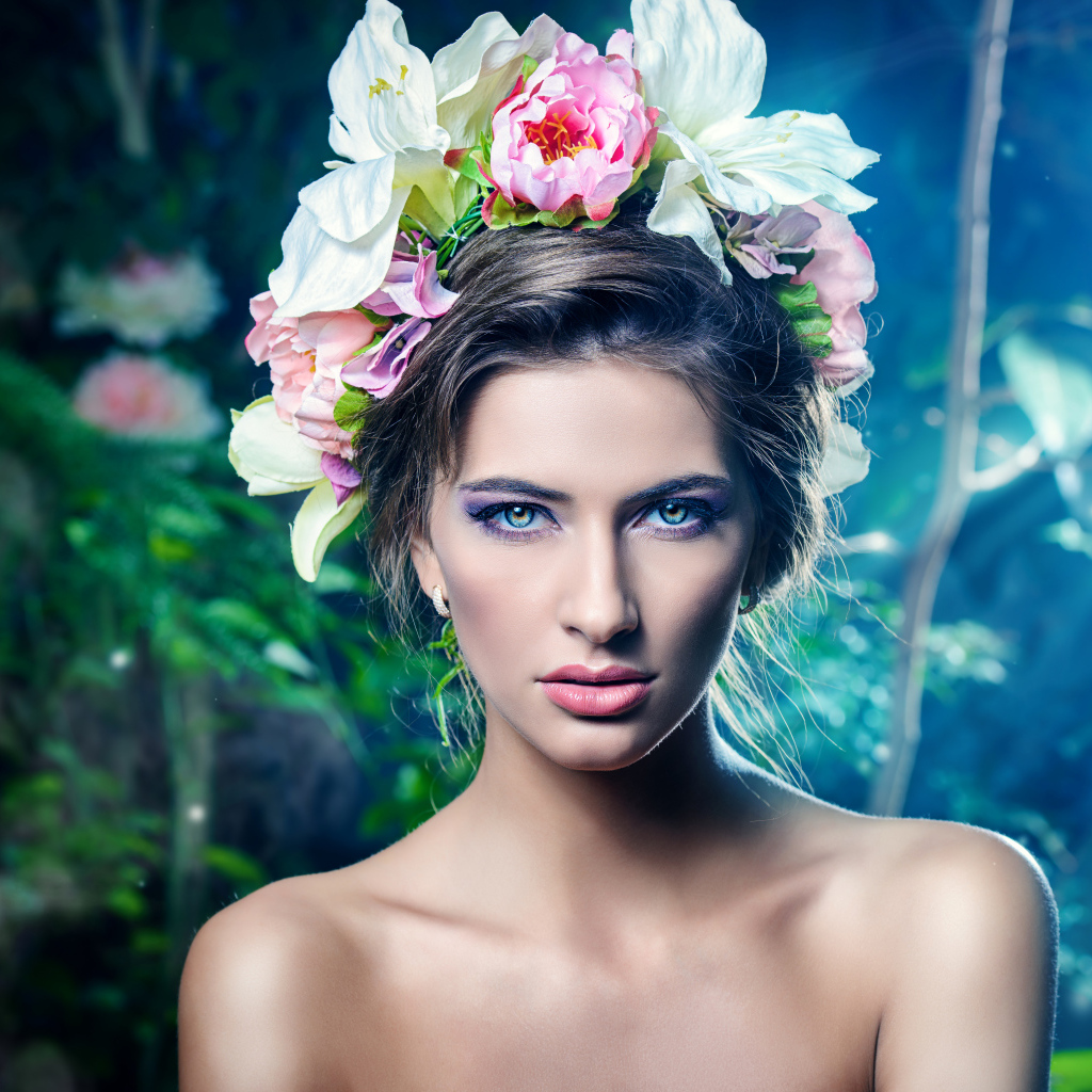 Настоящая девушка с цветами в волосах