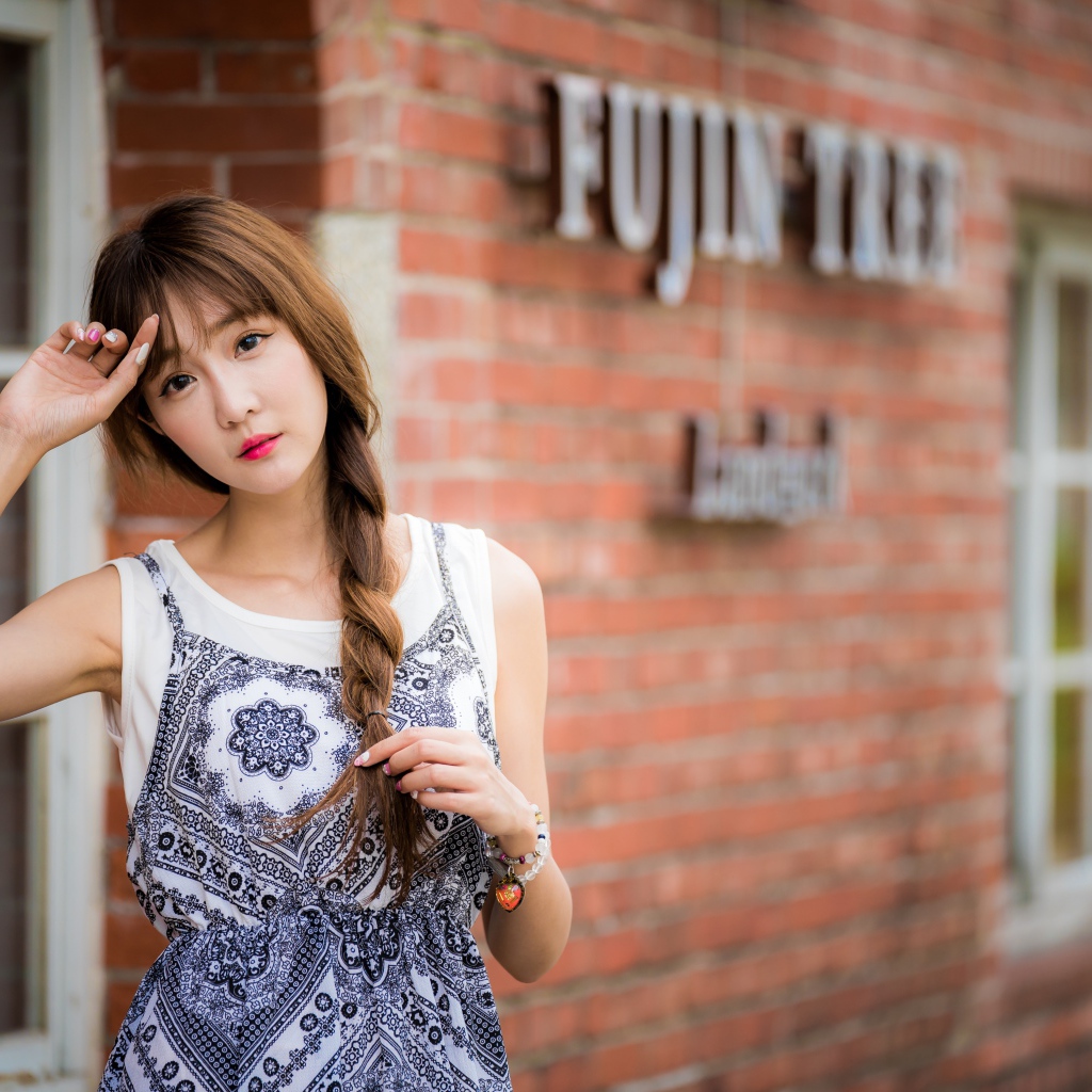 Нежная девушка азиатка у дома