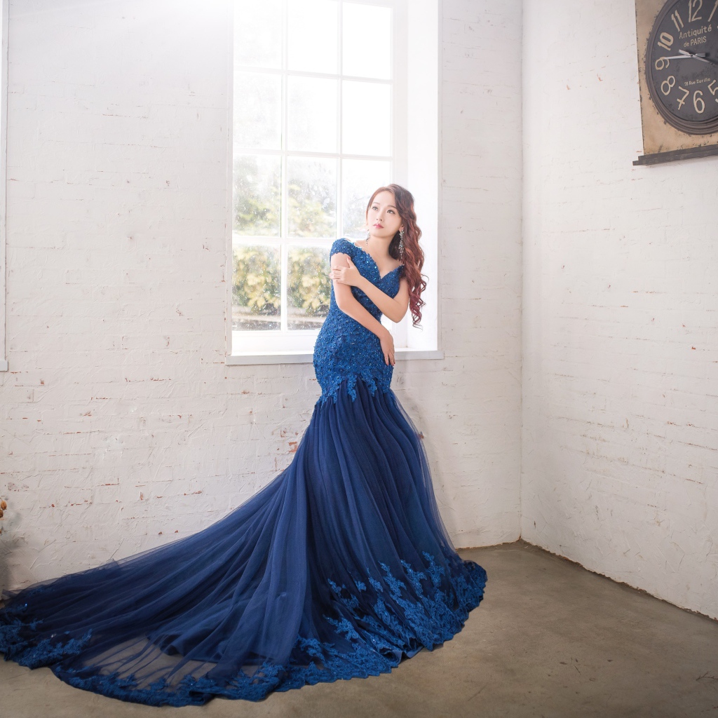 Девушка азиатка в красивом синем платье
