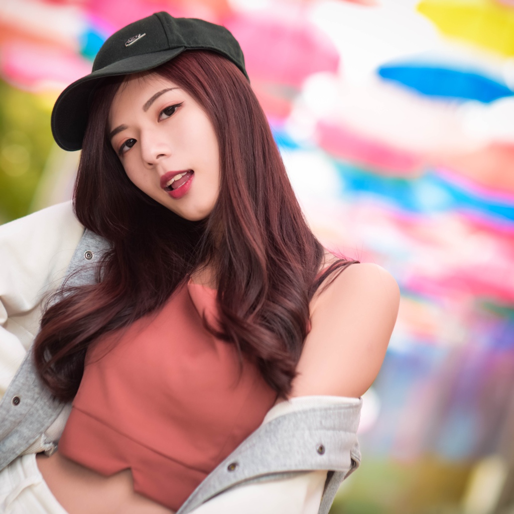 Девушка азиатка в черной кепке
