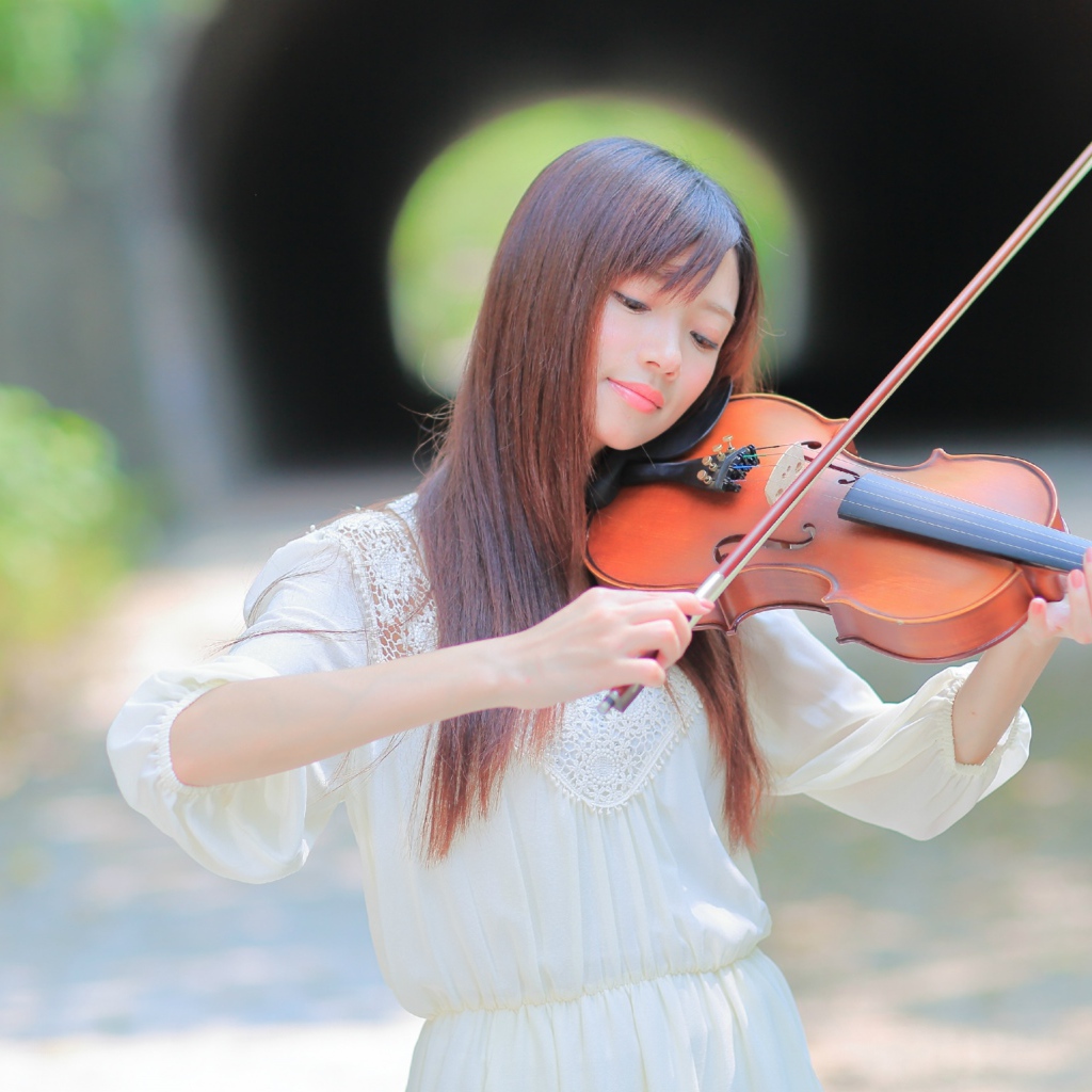 Девушка азиатка в белом платье со скрипкой в руках