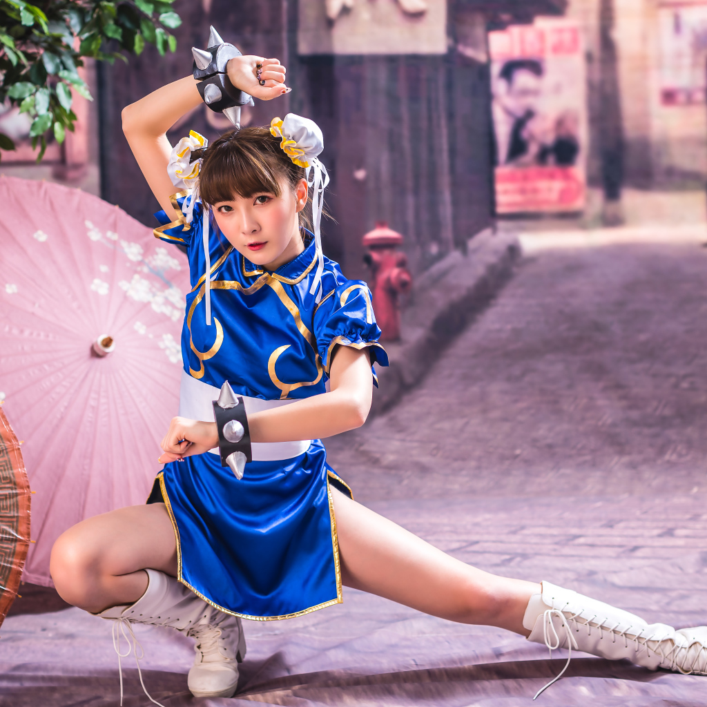 Спортивная девушка азиатка с зонтами