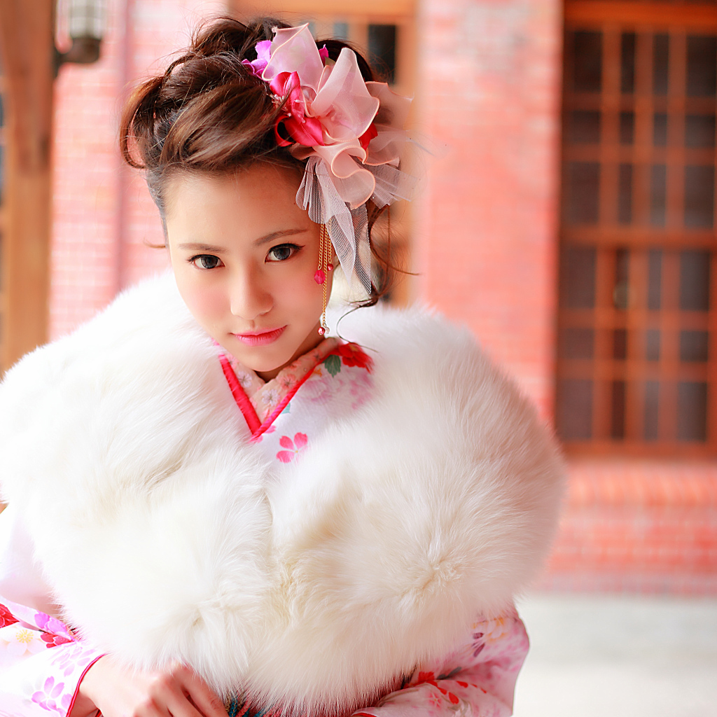 Красивая девушка азиатка в меховом манто