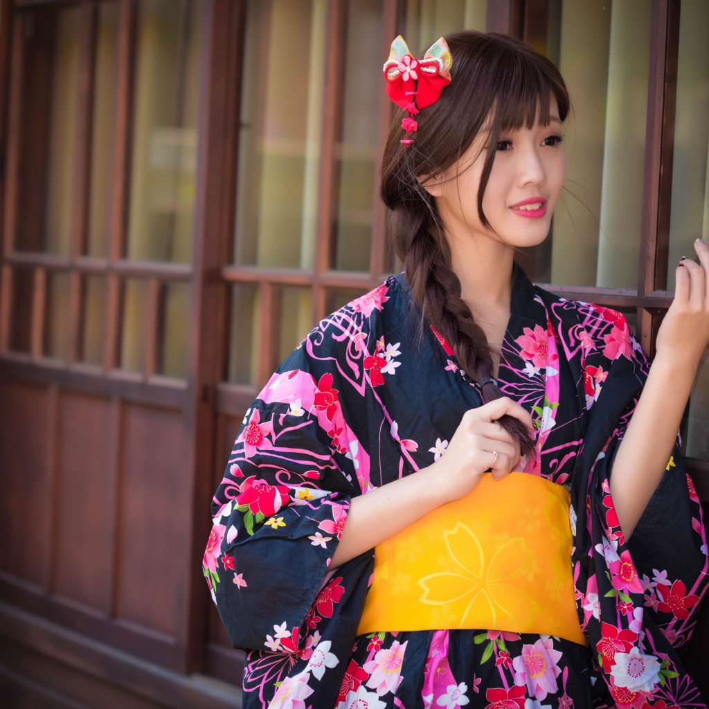 Красивая девушка азиатка в кимоно  с бантом в волосах 