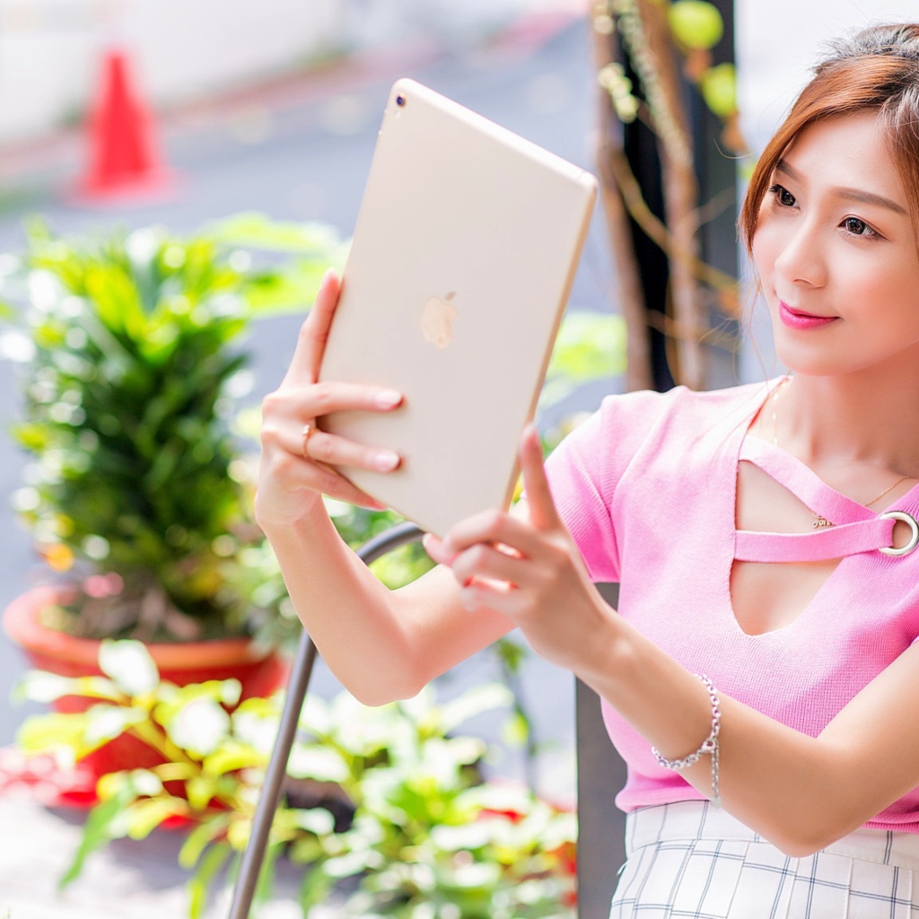 Красивая девушка азиатка делает селфи