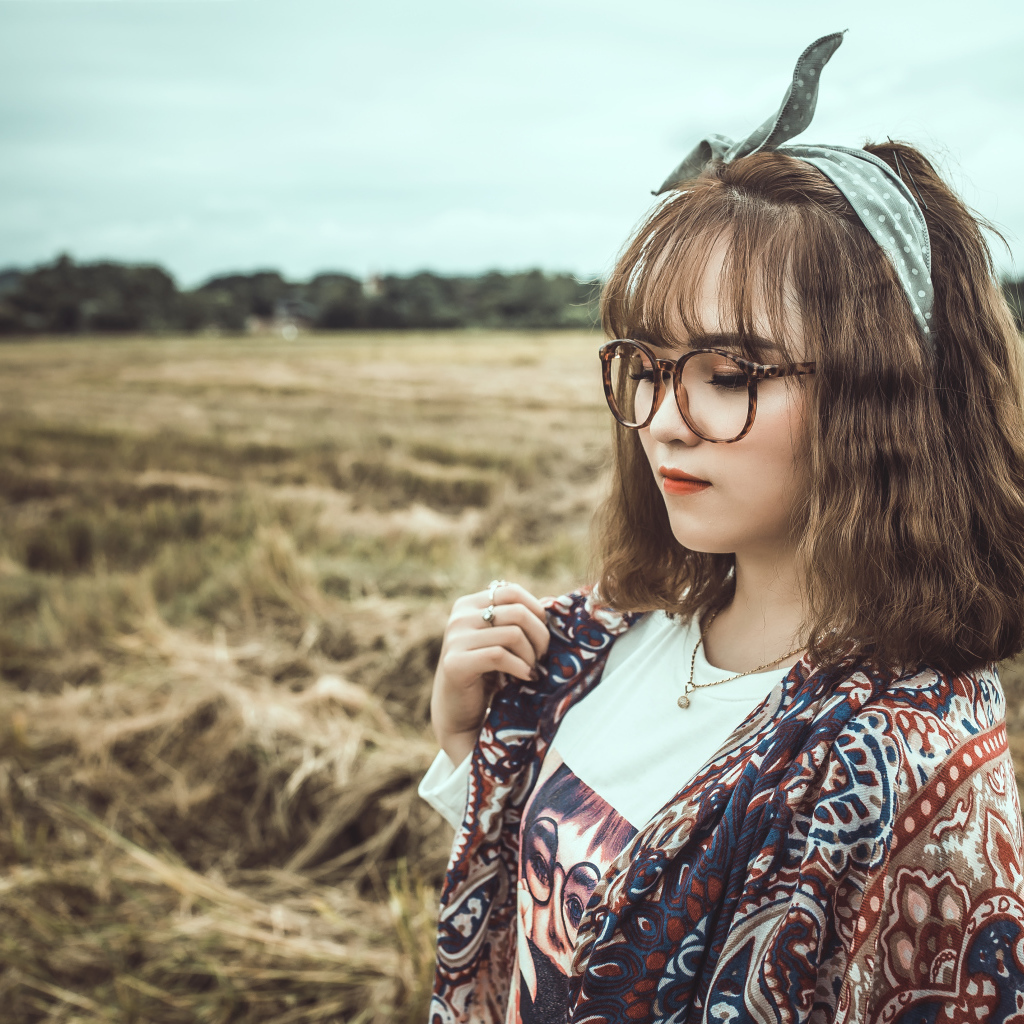 Красивая девушка азиатка в очках 