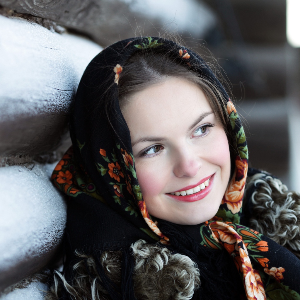 Красивая русская девушка в платке зимой