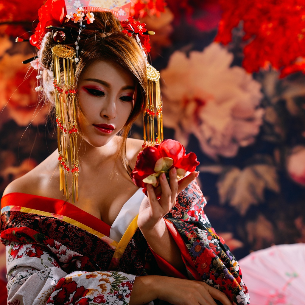 Красивая девушка азиатка в кимоно с цветком в руке