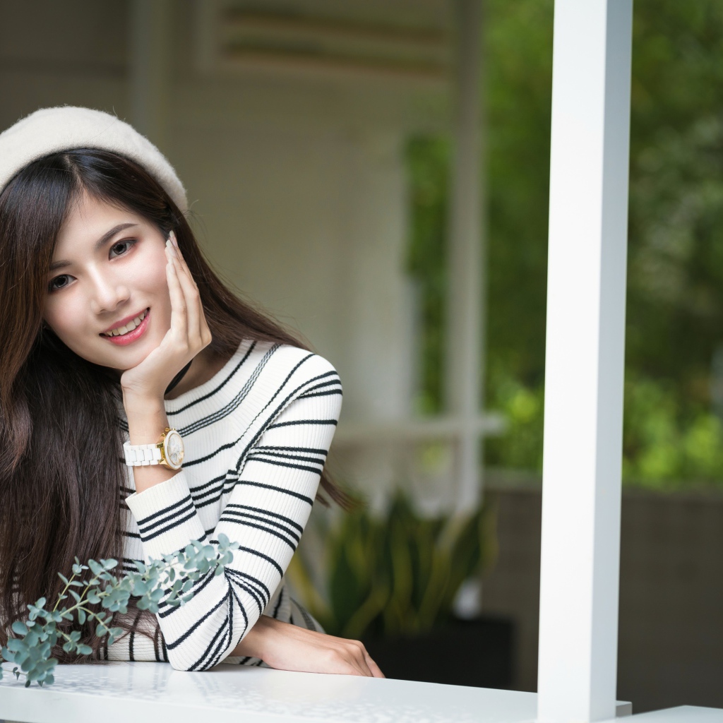 Красивая девушка азиатка в белом берете