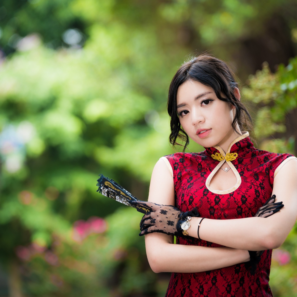 Красивая девушка азиатка с веером в руке