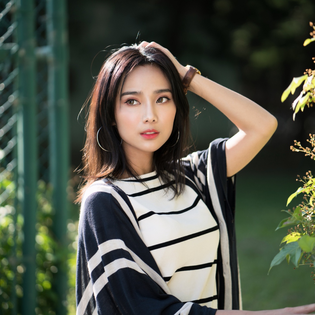 Красивая девушка азиатка с часами на руке 