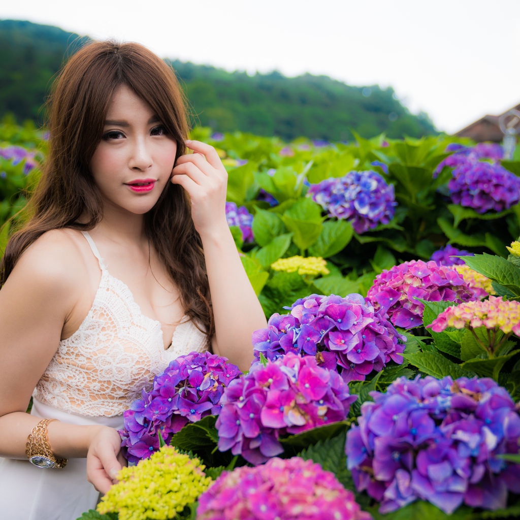 Красивая девушка азиатка с цветами гортензии  