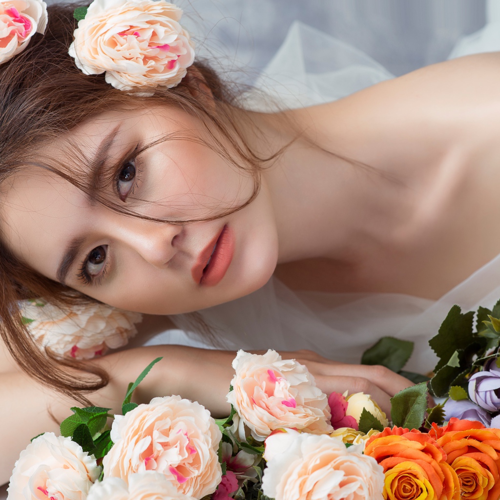 Красивая девушка азиатка с цветами в волосах 