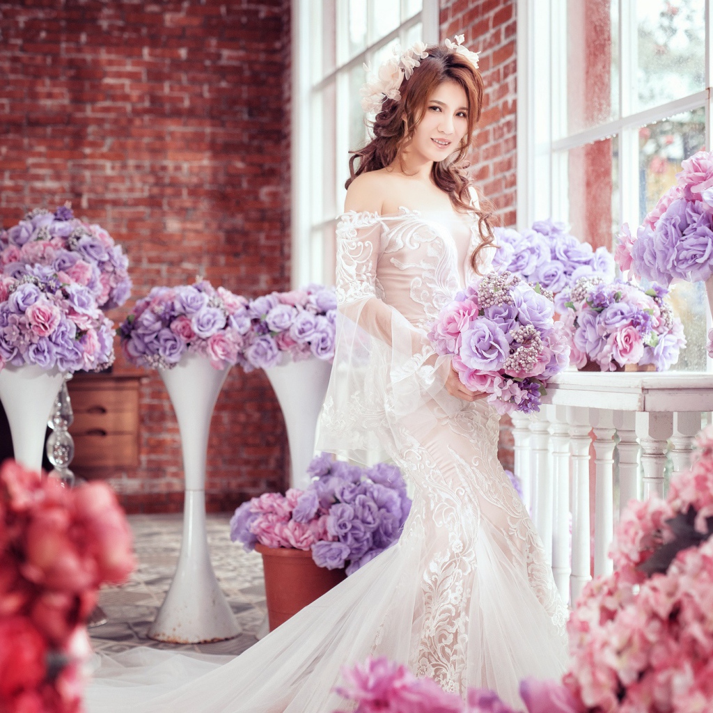 Красивая азиатка в свадебном платье с цветами