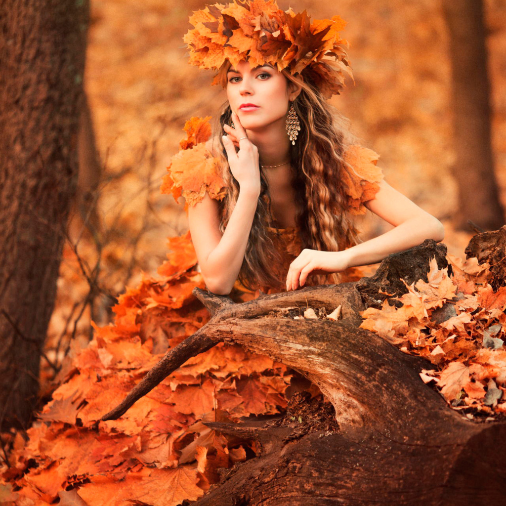 Красивая девушка осень в костюме из желтых листьев 
