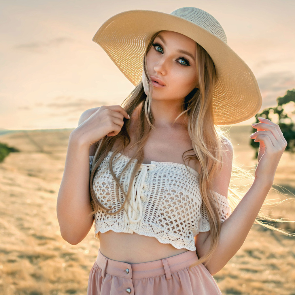 Красивая девушка блондинка в большой шляпе
