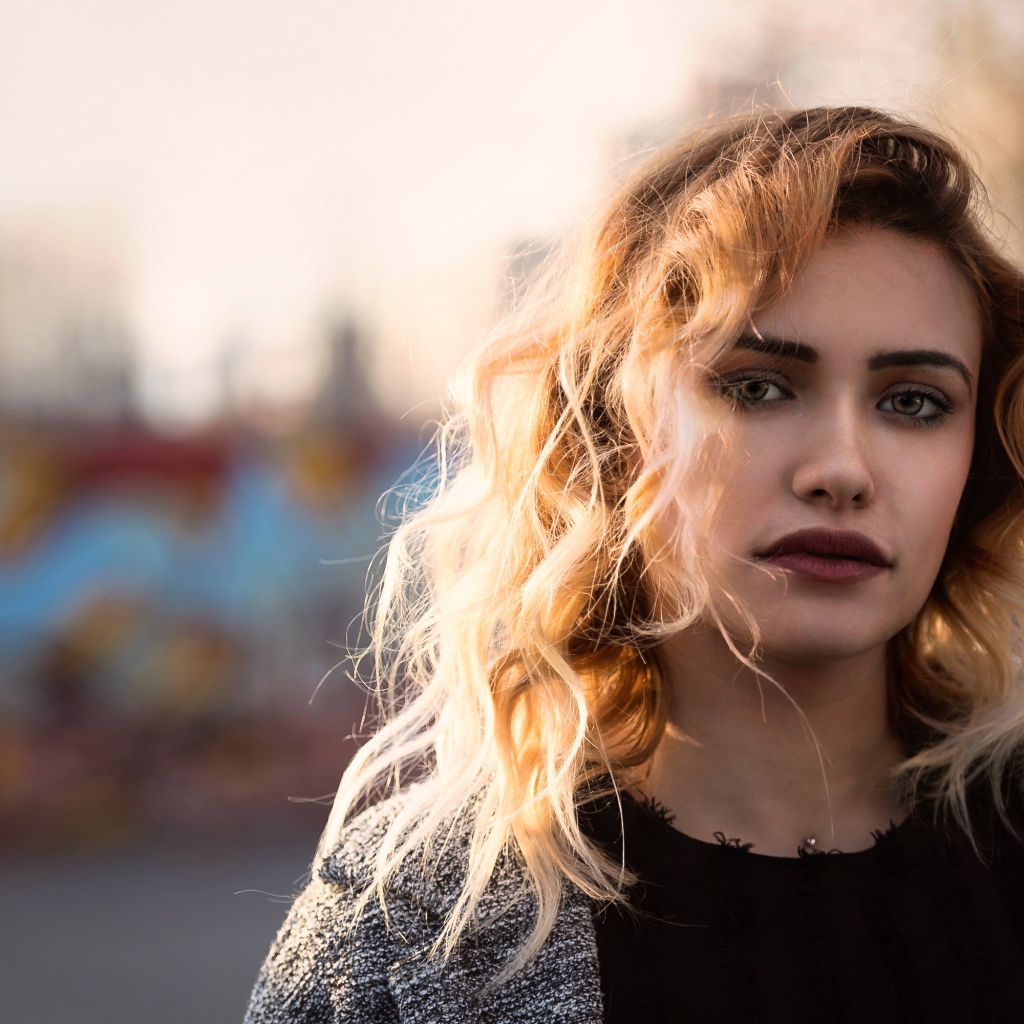 Красивая девушка блондинка в свете солнца