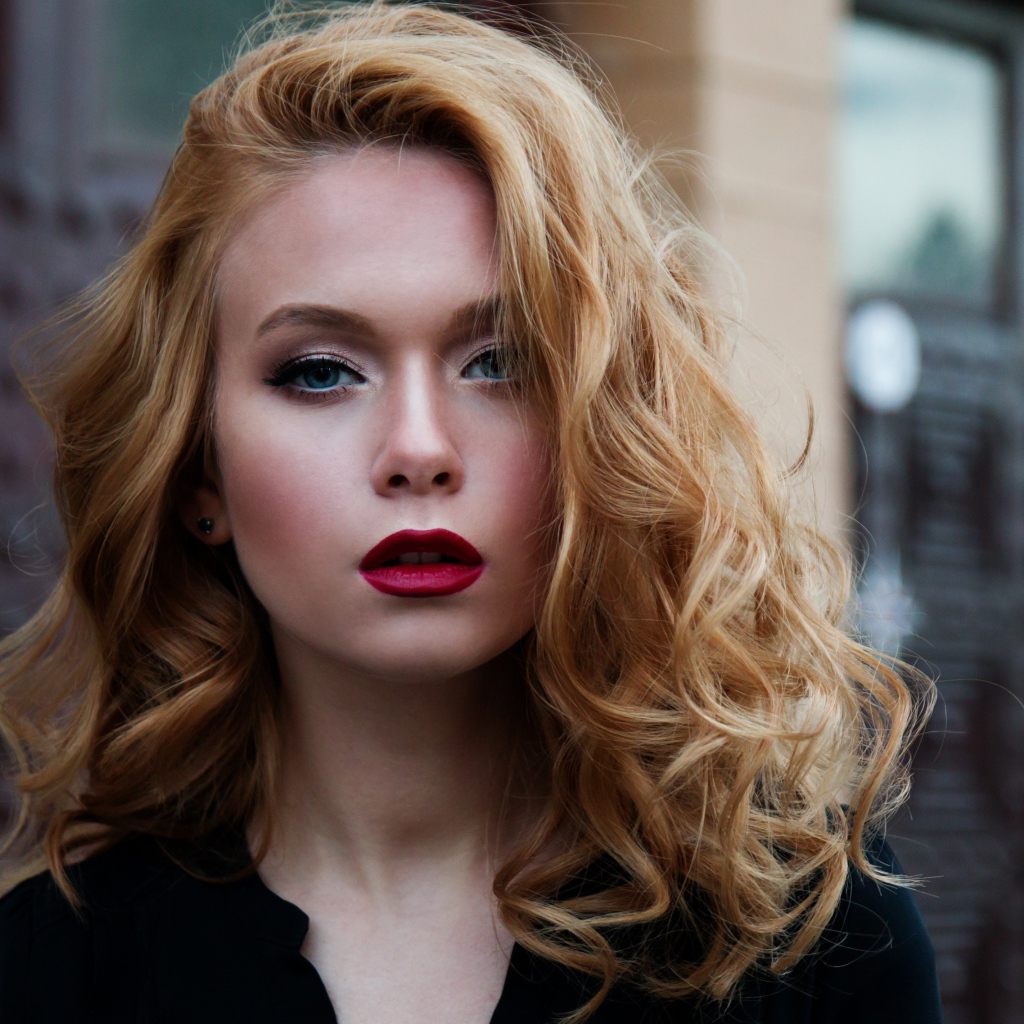 Красивая блондинка модель с голубыми глазами