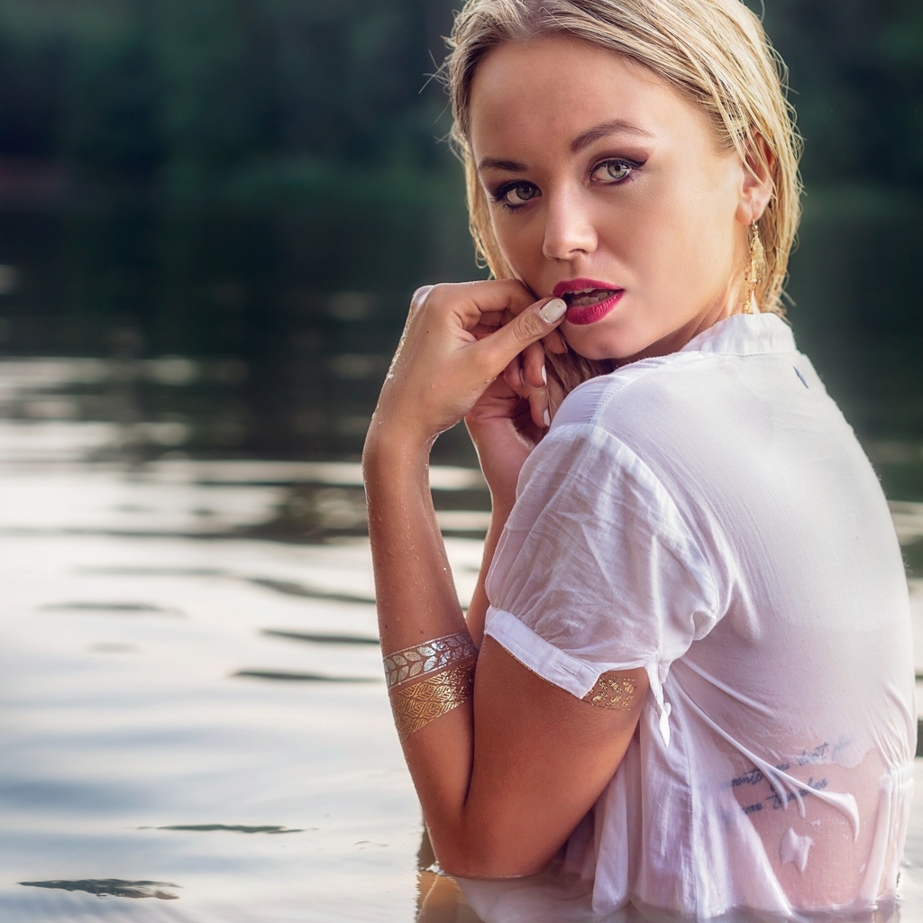 Красивая девушка блондинка в воде