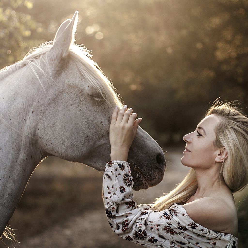 Красивая девушка блондинка с лошадью