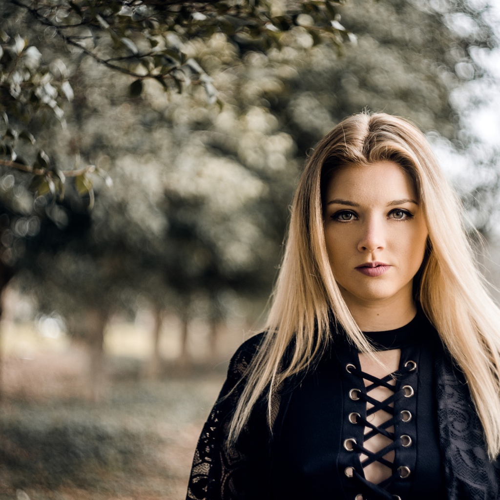 Красивая блондинка в черном платье 