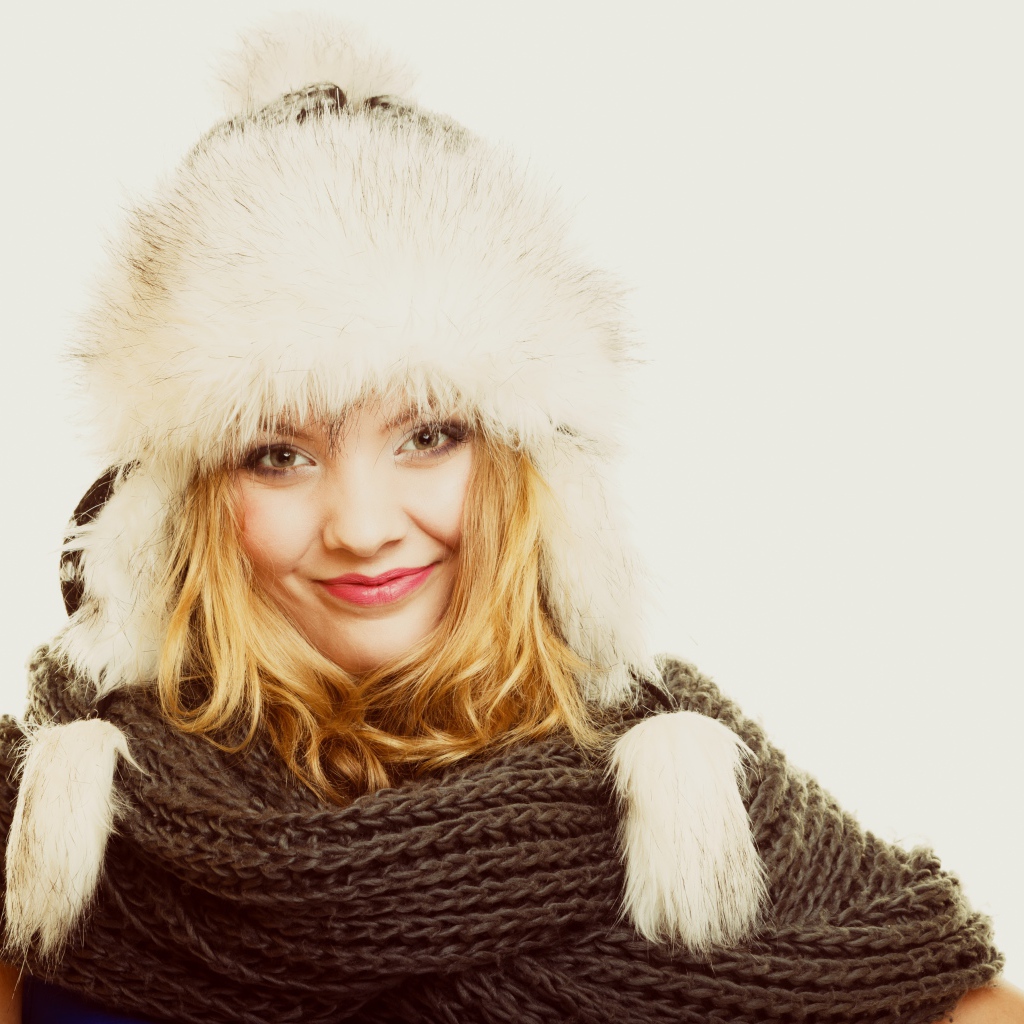 Красивая блондинка в теплой шапке с шарфом на шее