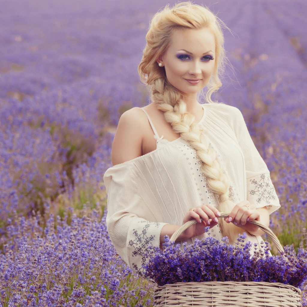 Красивая блондинка с корзиной лаванды в руках