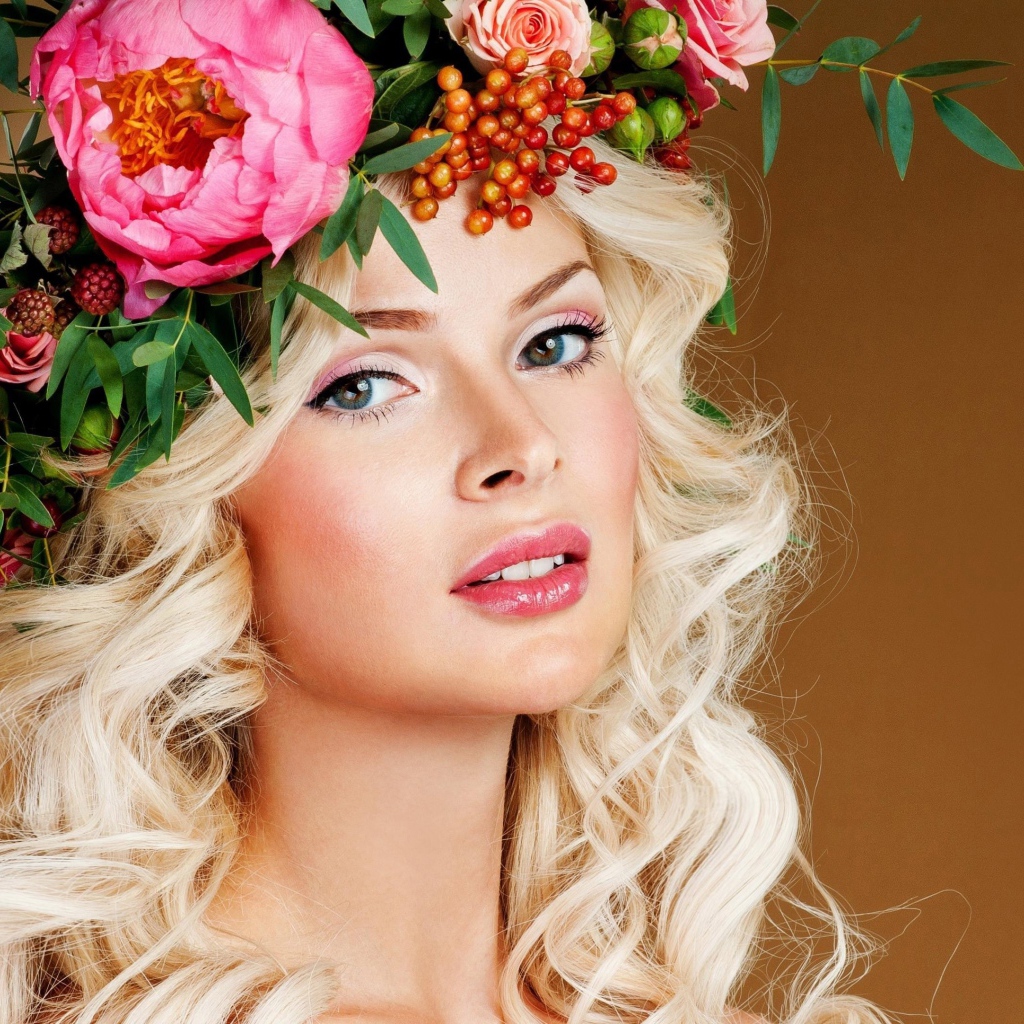 Красивая блондинка с красивым венком на голове