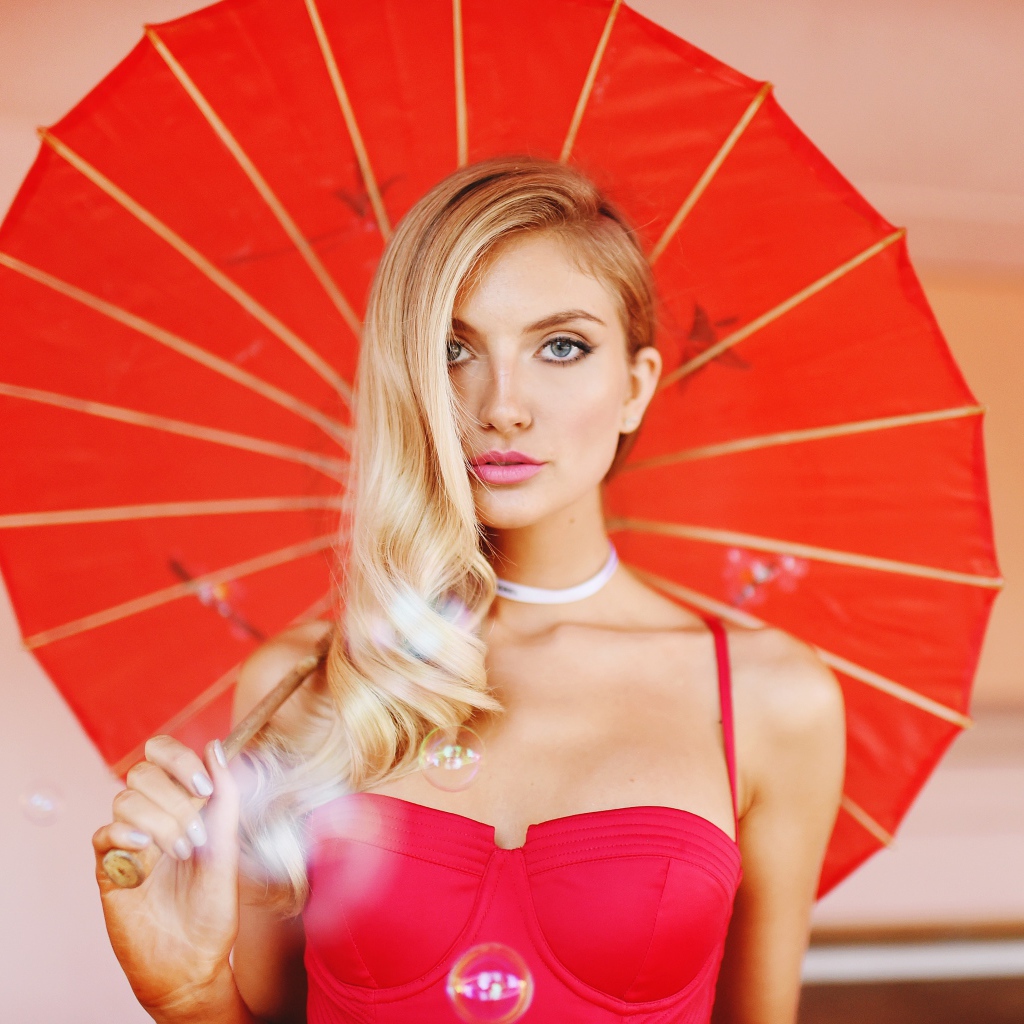 Красивая блондинка с красным зонтом