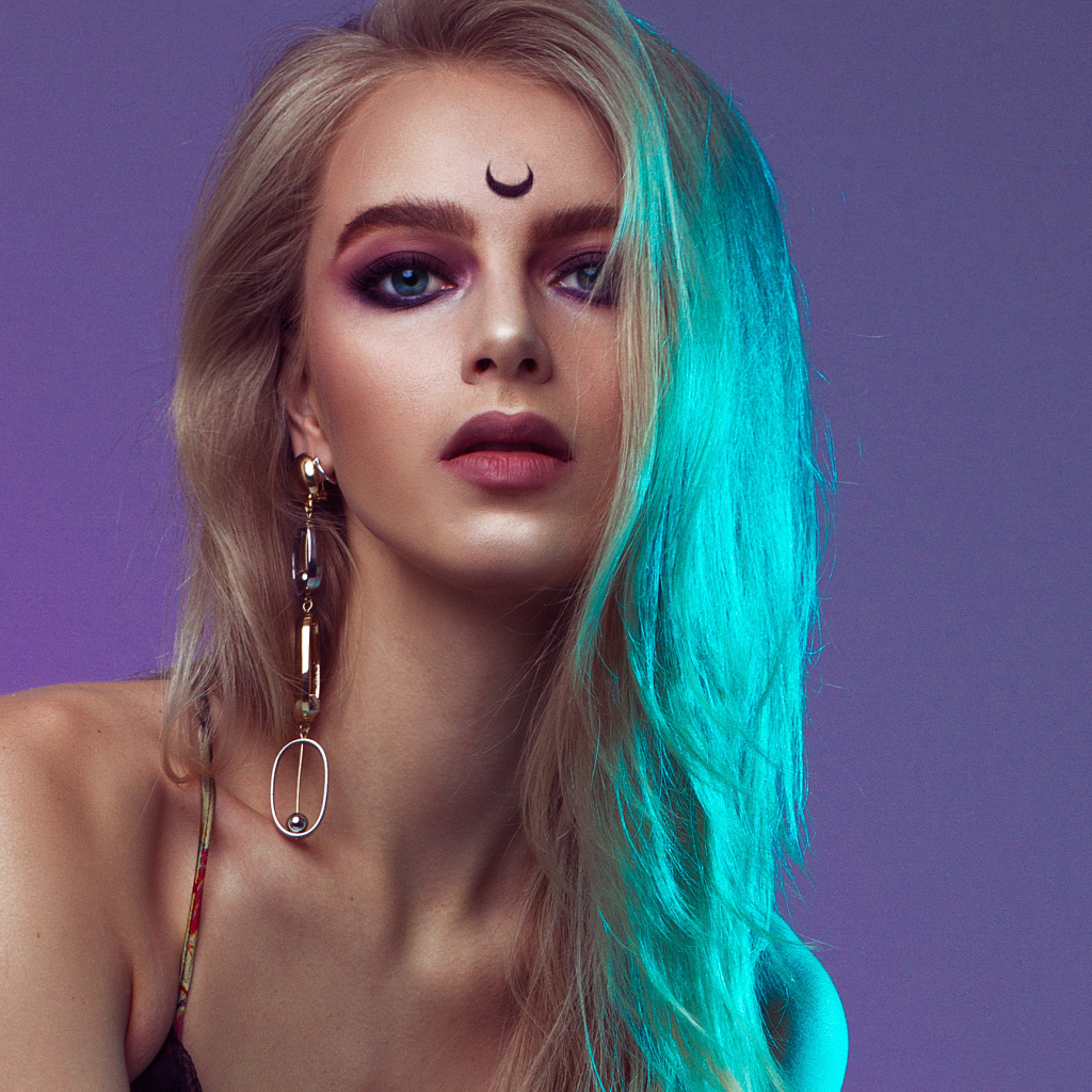 Красивая блондинка с татуировкой на лбу