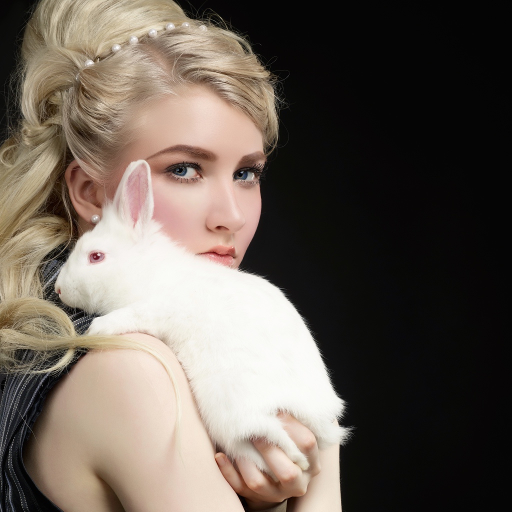 Красивая блондинка с белым кроликом на плече