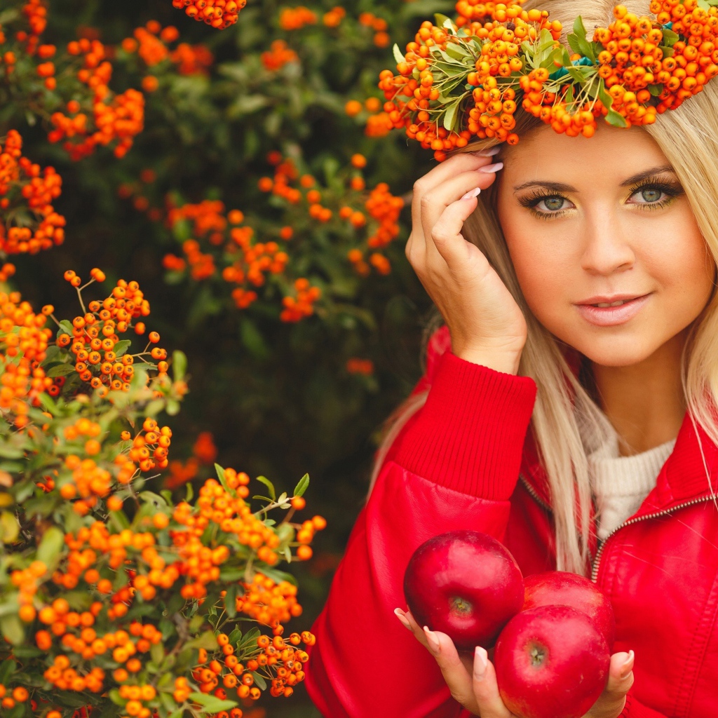 Красивая блондинка с венком из рябины на голове