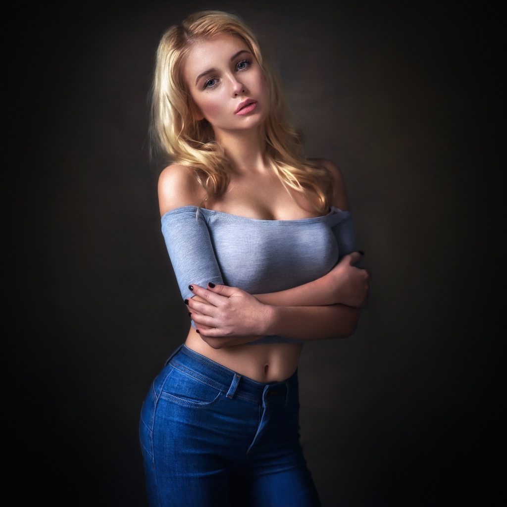 Красивая блондинка с синих джинсах