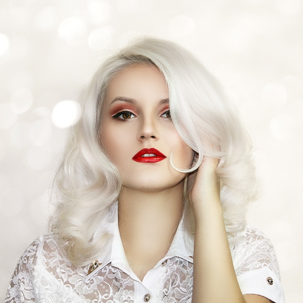 Красивая блондинка с ярким макияжем