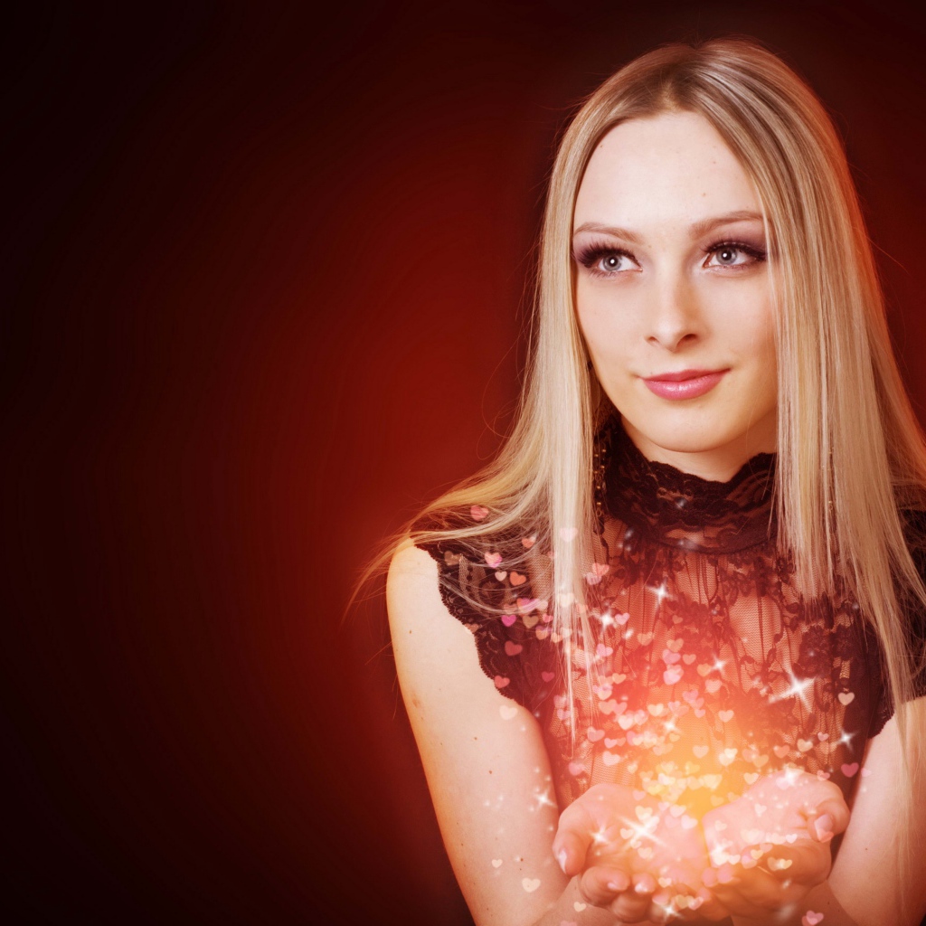 Красивая голубоглазая блондинка на красном фоне