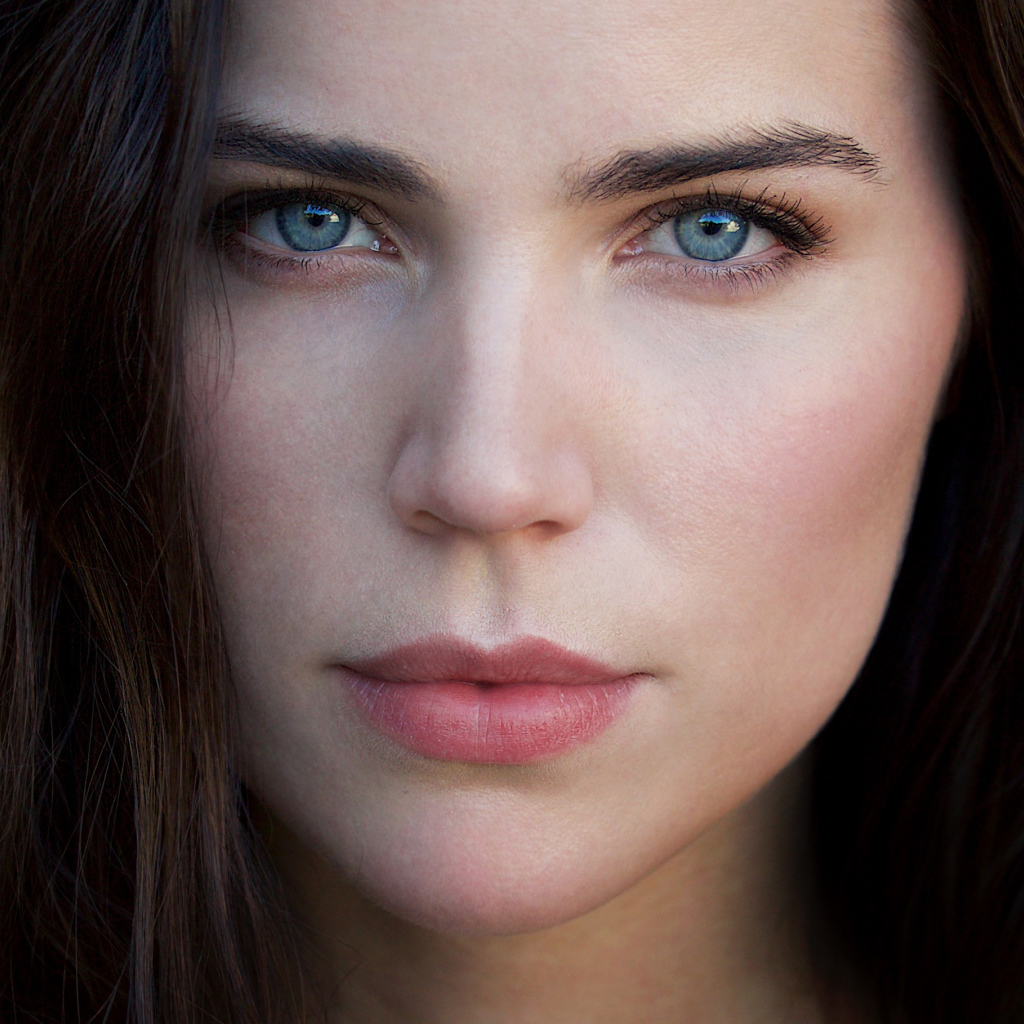 Красивая голубоглазая шатенка крупным планом 