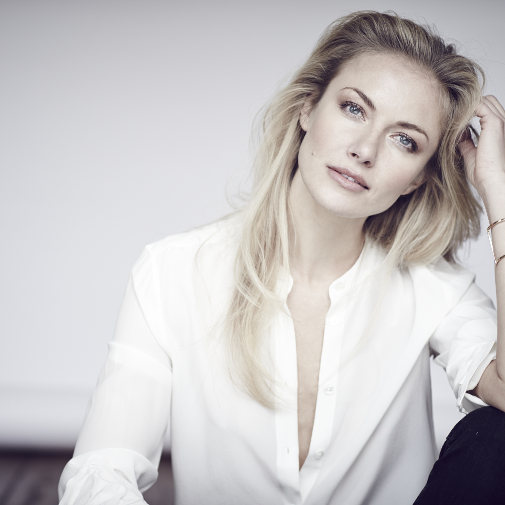 Красивая голубоглазая девушка блондинка в белой рубашке