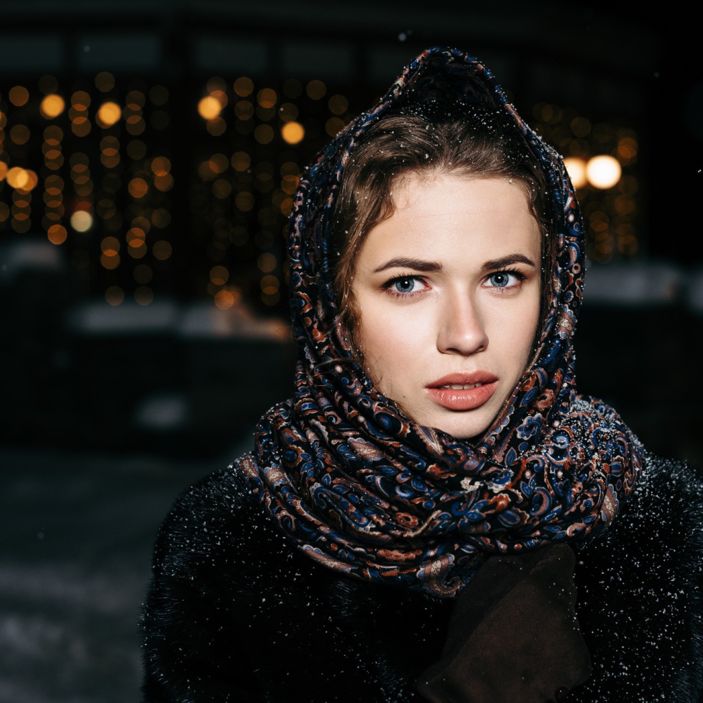 Красивая голубоглазая девушка в красивом платке