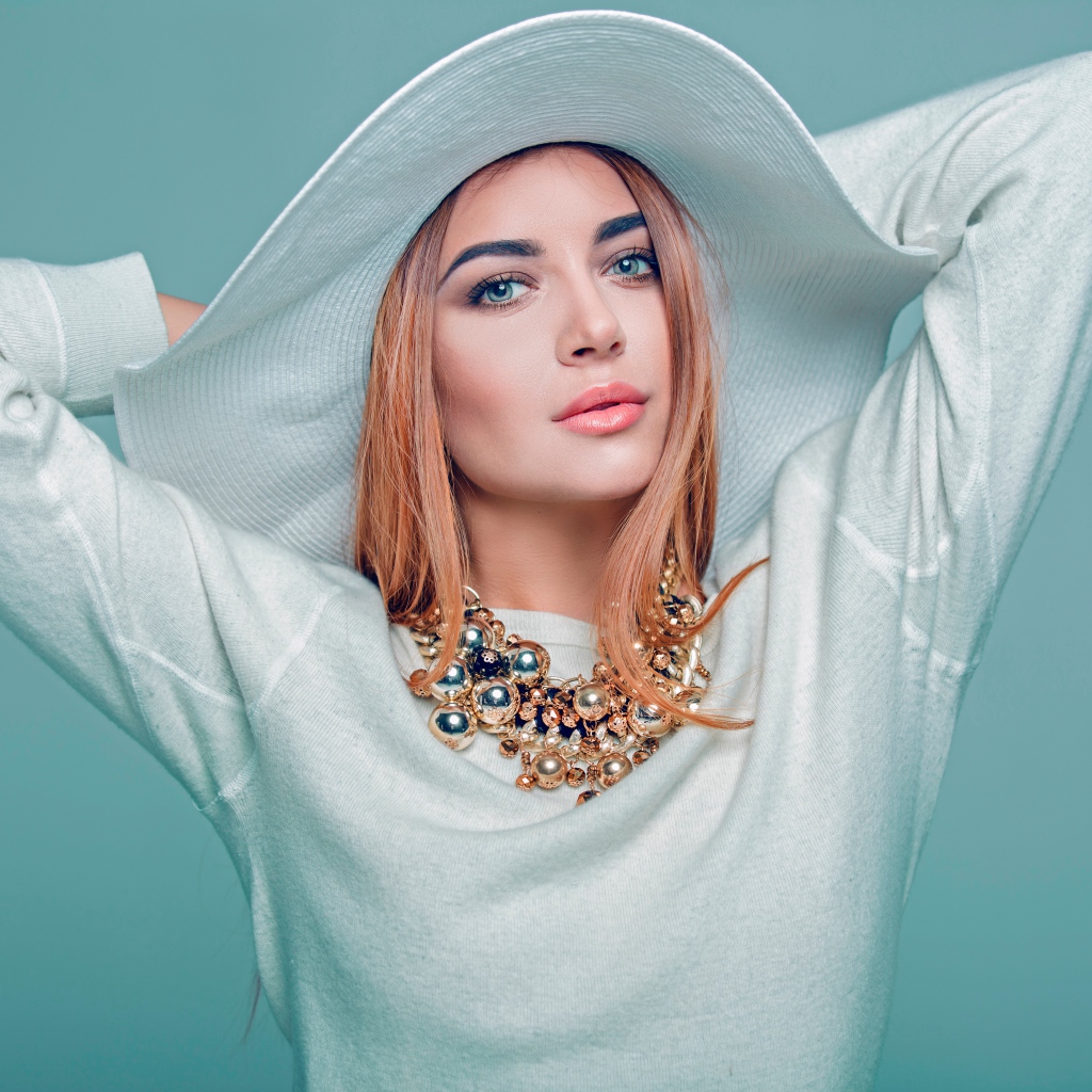 Красивая голубоглазая девушка в большой белой шляпе