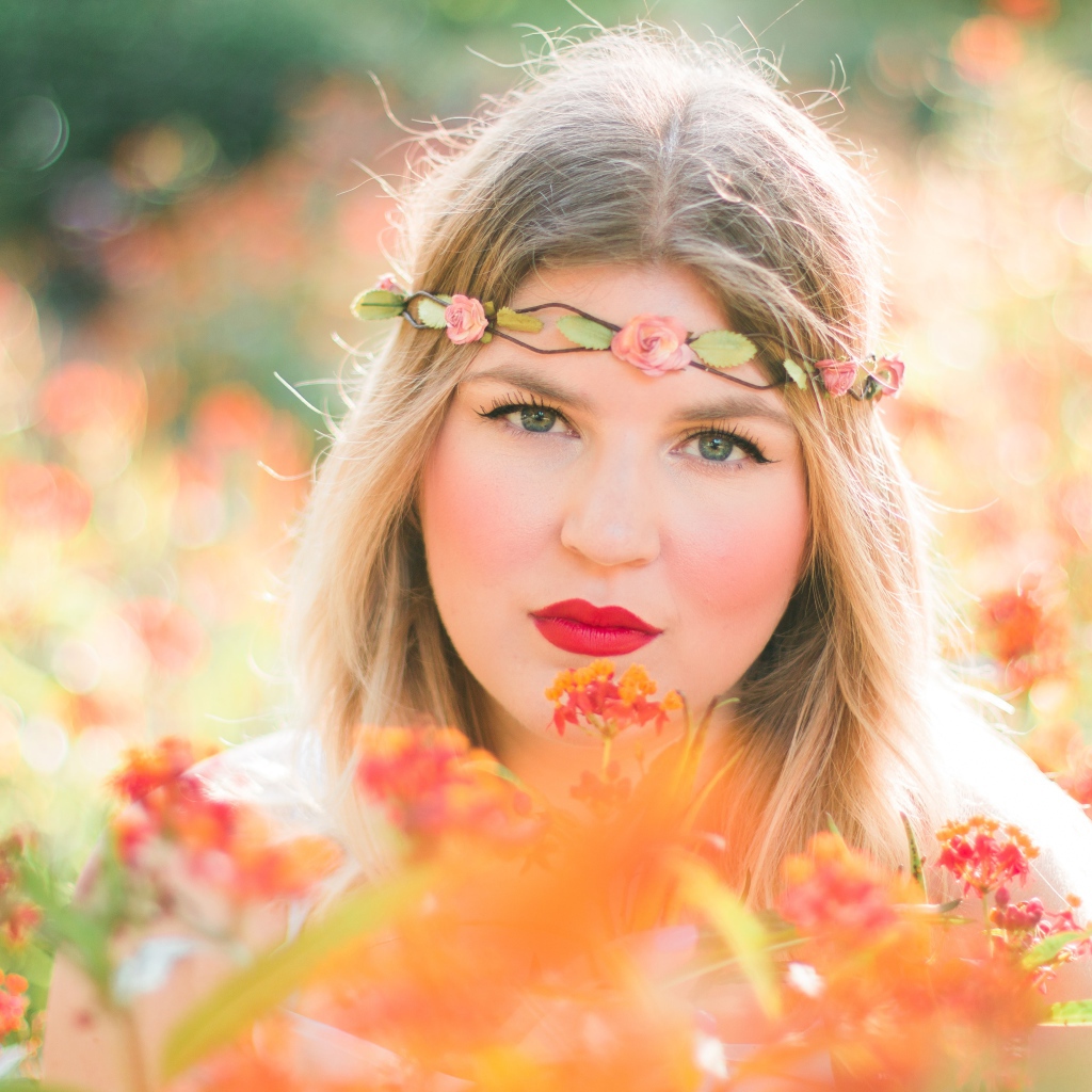 Красивая голубоглазая девушка в красных цветах