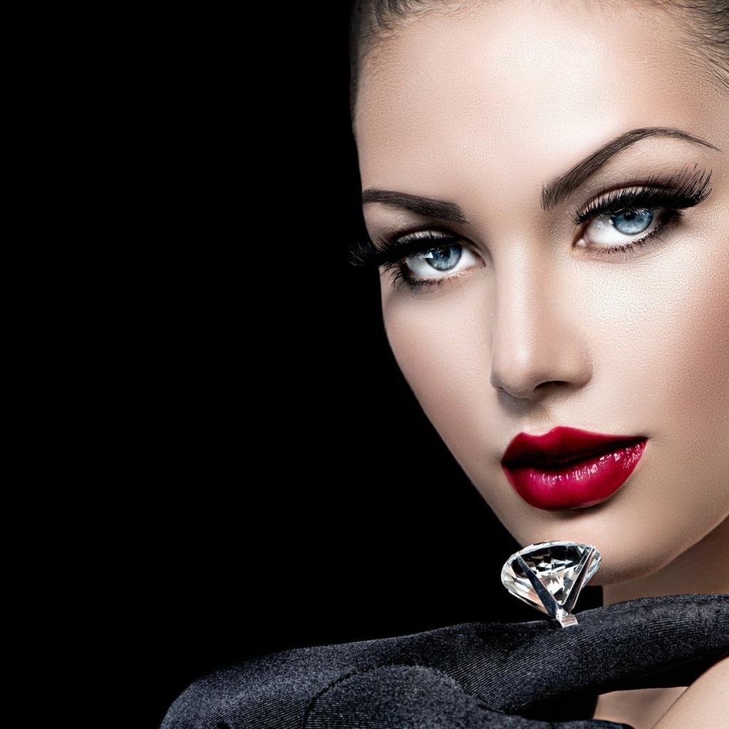 Красивая голубоглазая девушка с кольцом на пальце на черном фоне