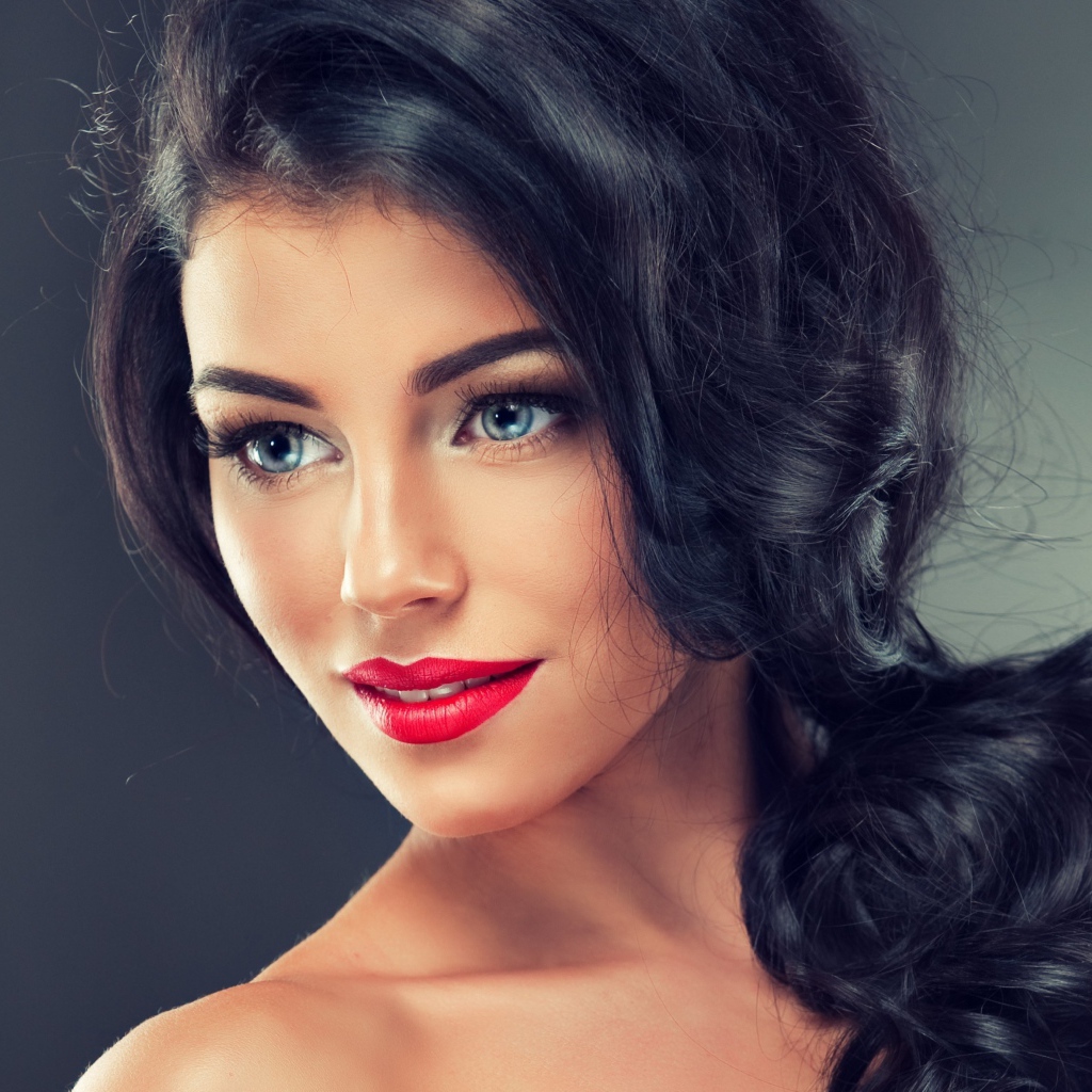 Красивая голубоглазая девушка с длинными черными волосами